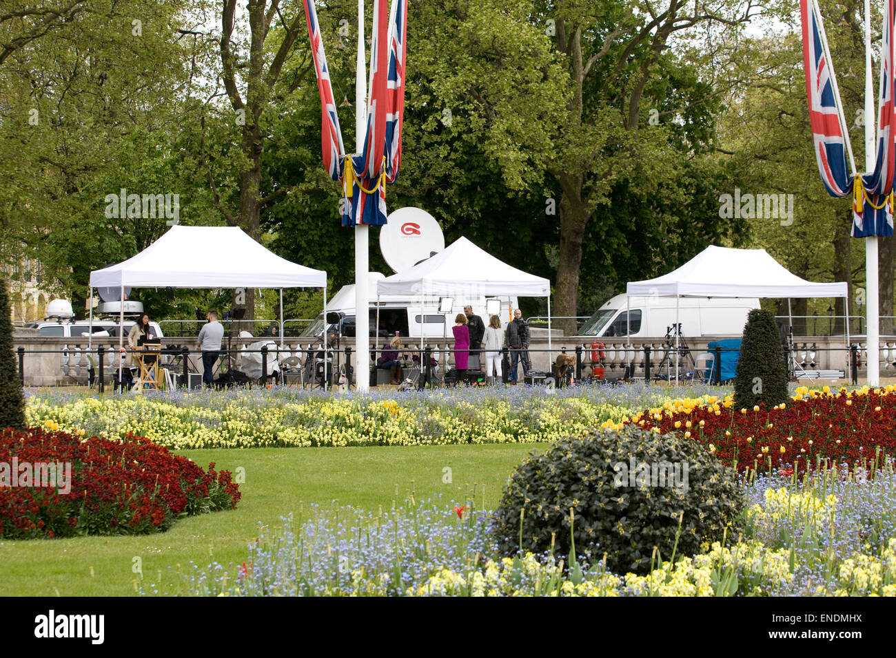 Les équipes de nouvelles en attente de la naissance du bébé royal à Buckingham Palace Londres Banque D'Images