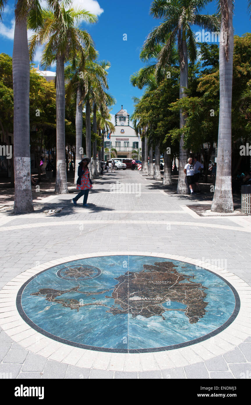 Sint Maarten, Antilles néerlandaises, des Caraïbes : un site sur la rue dans le centre de Philipsburg avec vue sur le palais de justice historique sur la rue Front. Banque D'Images
