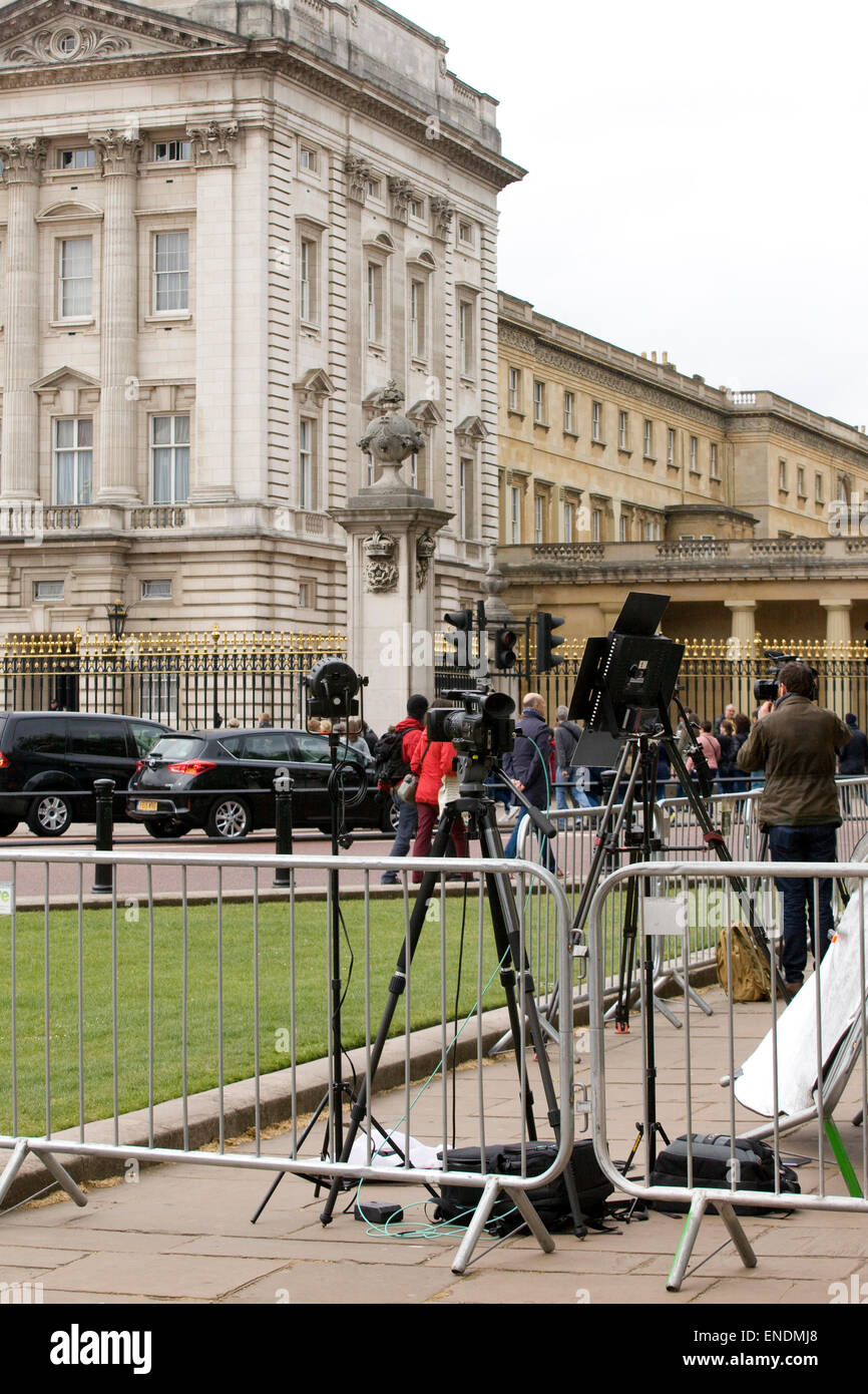 Les équipes de nouvelles en attente de la naissance du bébé royal à Buckingham Palace Londres Banque D'Images