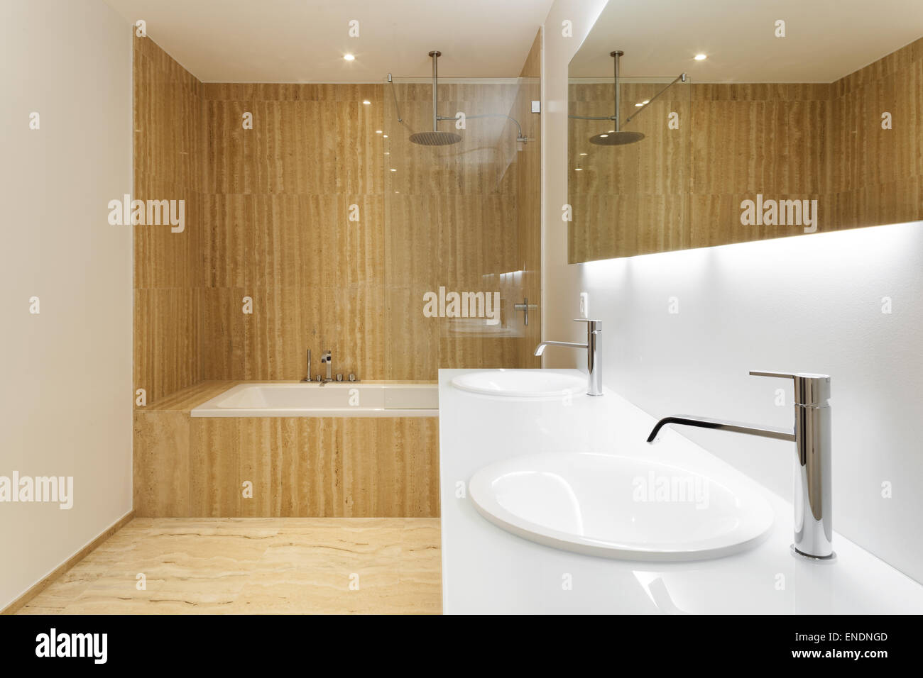 Belle salle de bains moderne, des murs en marbre Banque D'Images