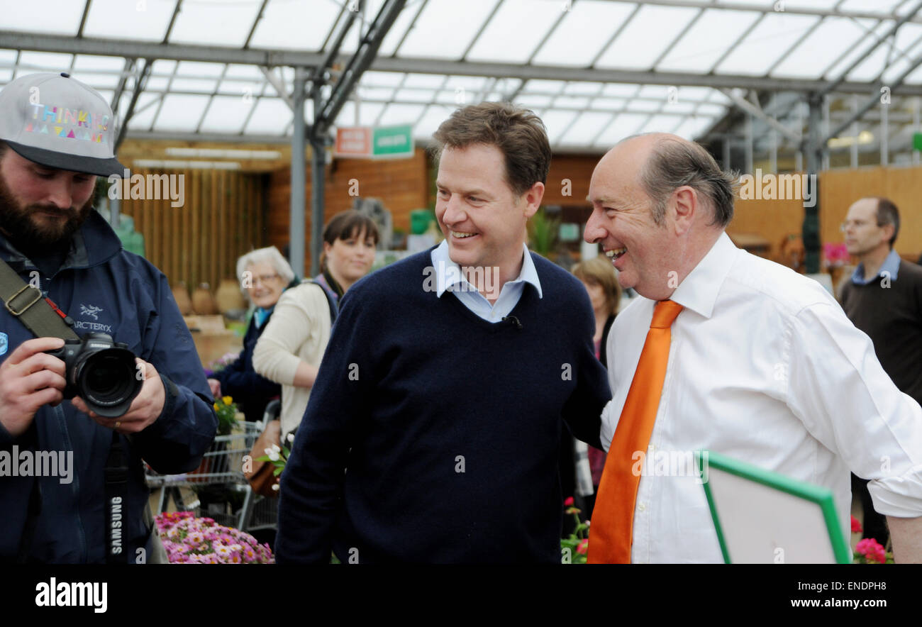 Newhaven Sussex UK 3 mai 2015 - Nick Clegg, le chef des libéraux-démocrates et vice-premier ministre lors de sa visite à la Paradise Park Centre Newhaven aujourd'hui avec Norman Baker leur candidat à Lewes Banque D'Images