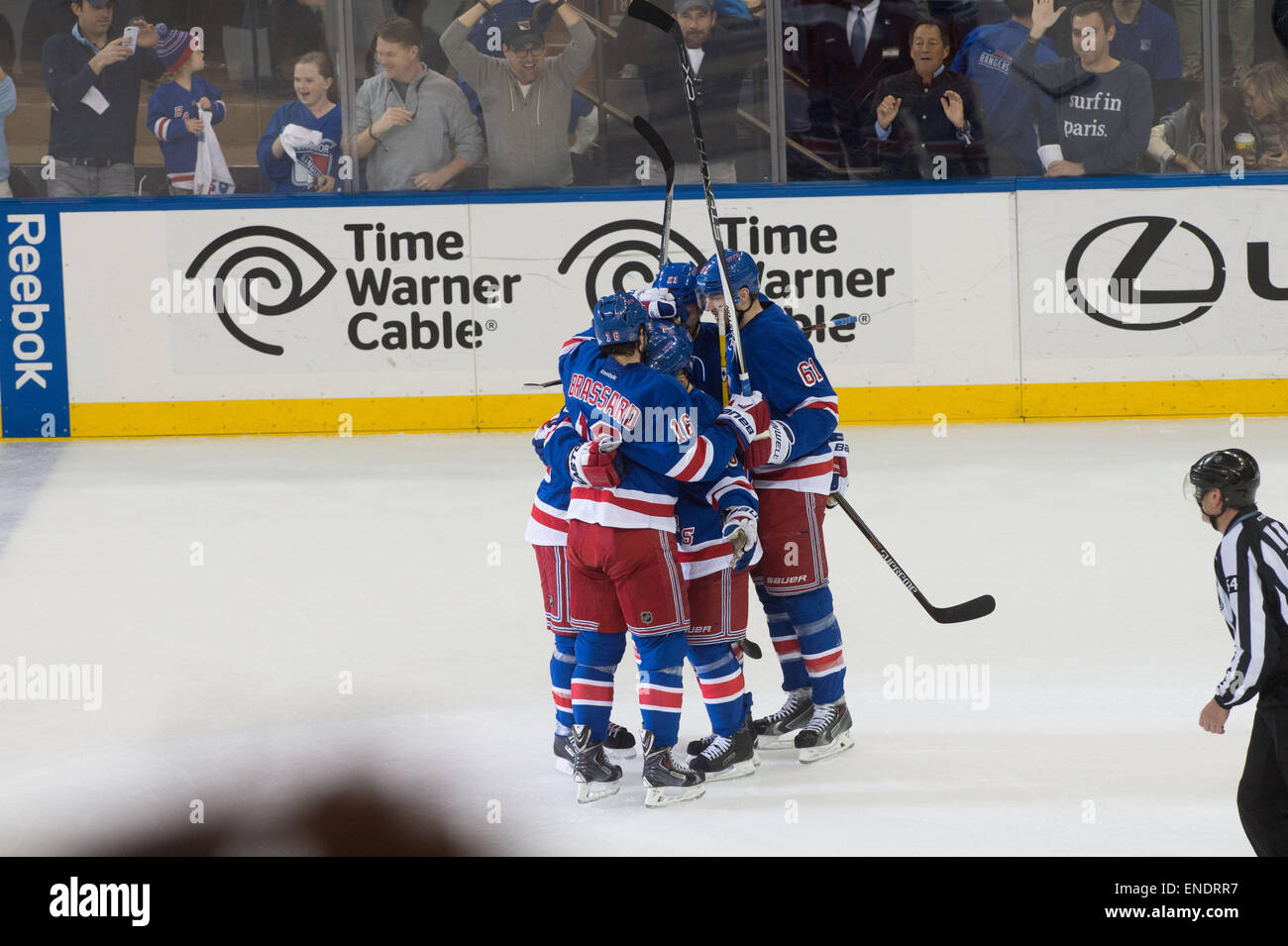 Manhattan, New York, USA. 2 mai, 2015. NY Rangers célèbrent le deuxième but inscrit par Dan Boyle dans la 1ère période. NY Rangers vs Capitals de Washington, 2 jeu de séries éliminatoires de la LNH, Madison Square Garden, le samedi 2 mai, 2015. © Bryan Smith/ZUMA/Alamy Fil Live News Banque D'Images