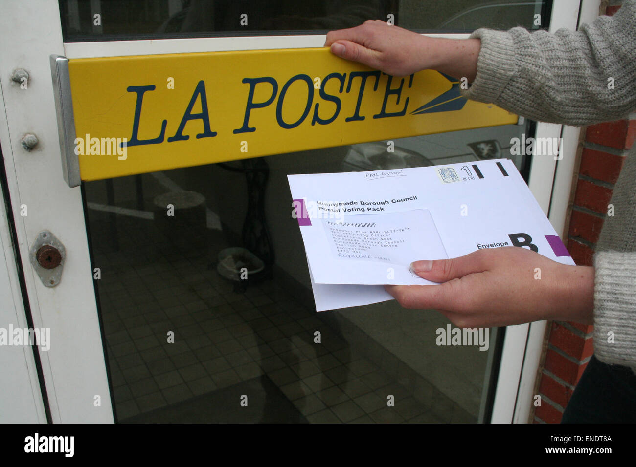 Assurance britannique, Julia White, 31 ans, prend son formulaire de vote par correspondance à un bureau de poste français. Le vote doit arriver avant 10h00 le 7 mai 2015 Banque D'Images