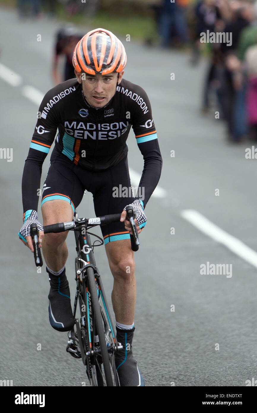 Un Madison Genèse de l'équipe monte la cote de Goose Eye près de Newcastle dans le Tour de 2015 cycle race Yorkshire Banque D'Images