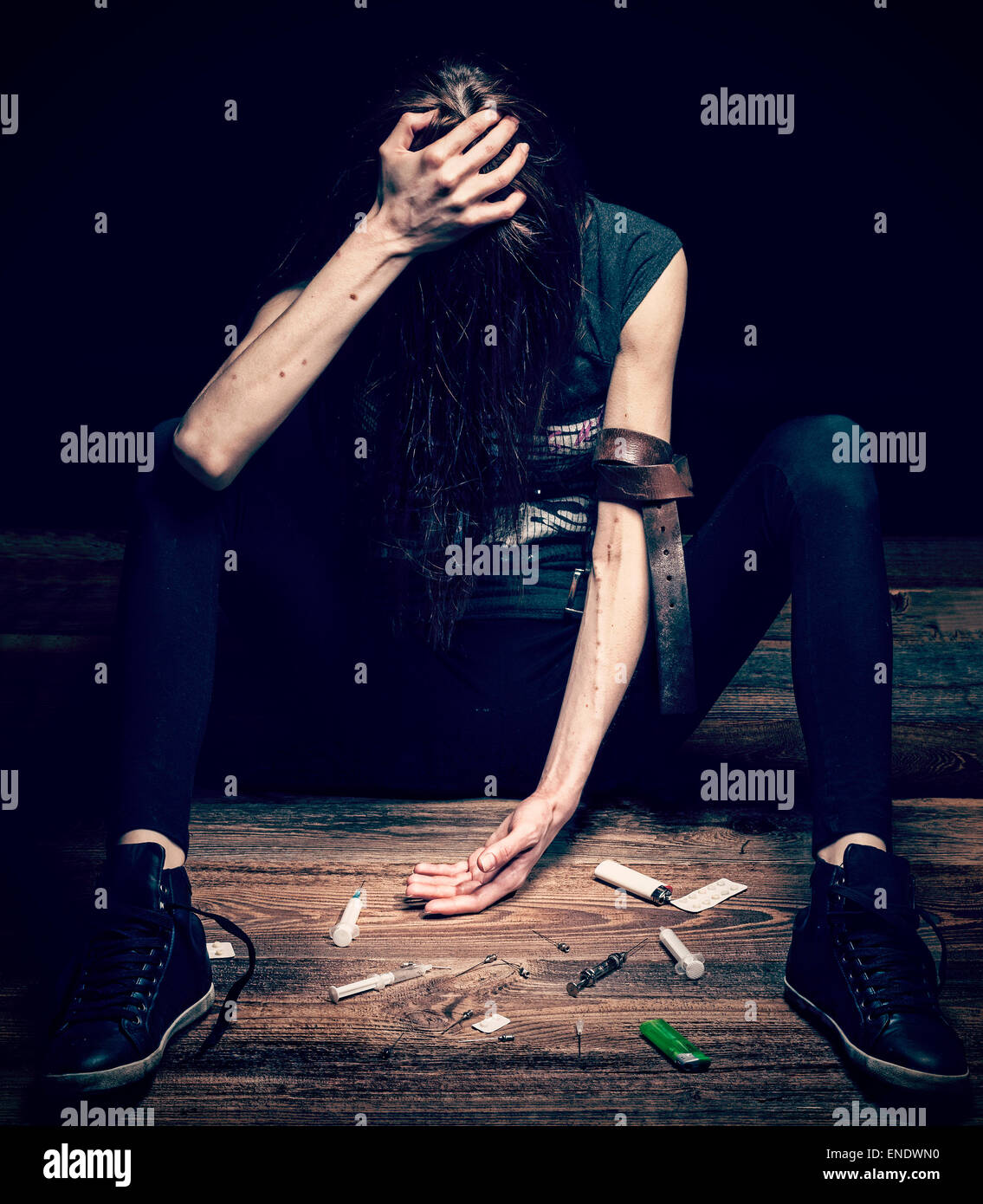 Grunge vintage croix photo filtrée d'une femme se présentant comme toxicomane, concept photo. Banque D'Images