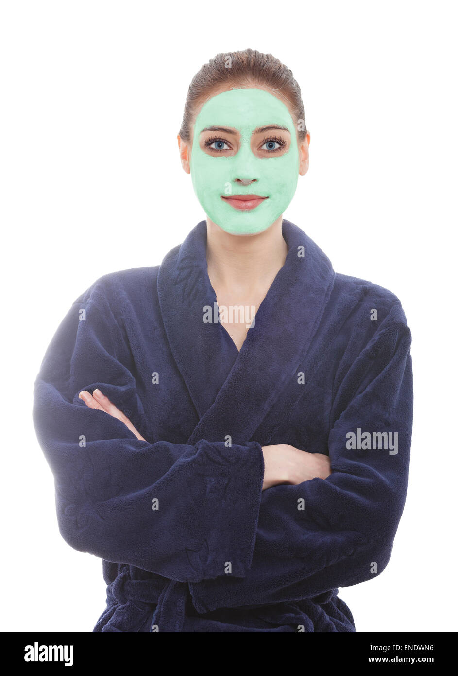 Jeune femme portant une robe de chambre avec masque facial, spa et beauté concept. Banque D'Images