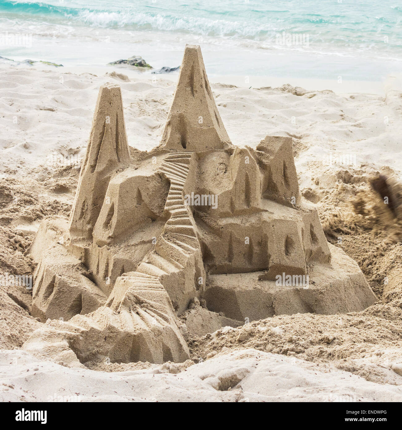 Un château de sable sur une plage tropicale. Banque D'Images