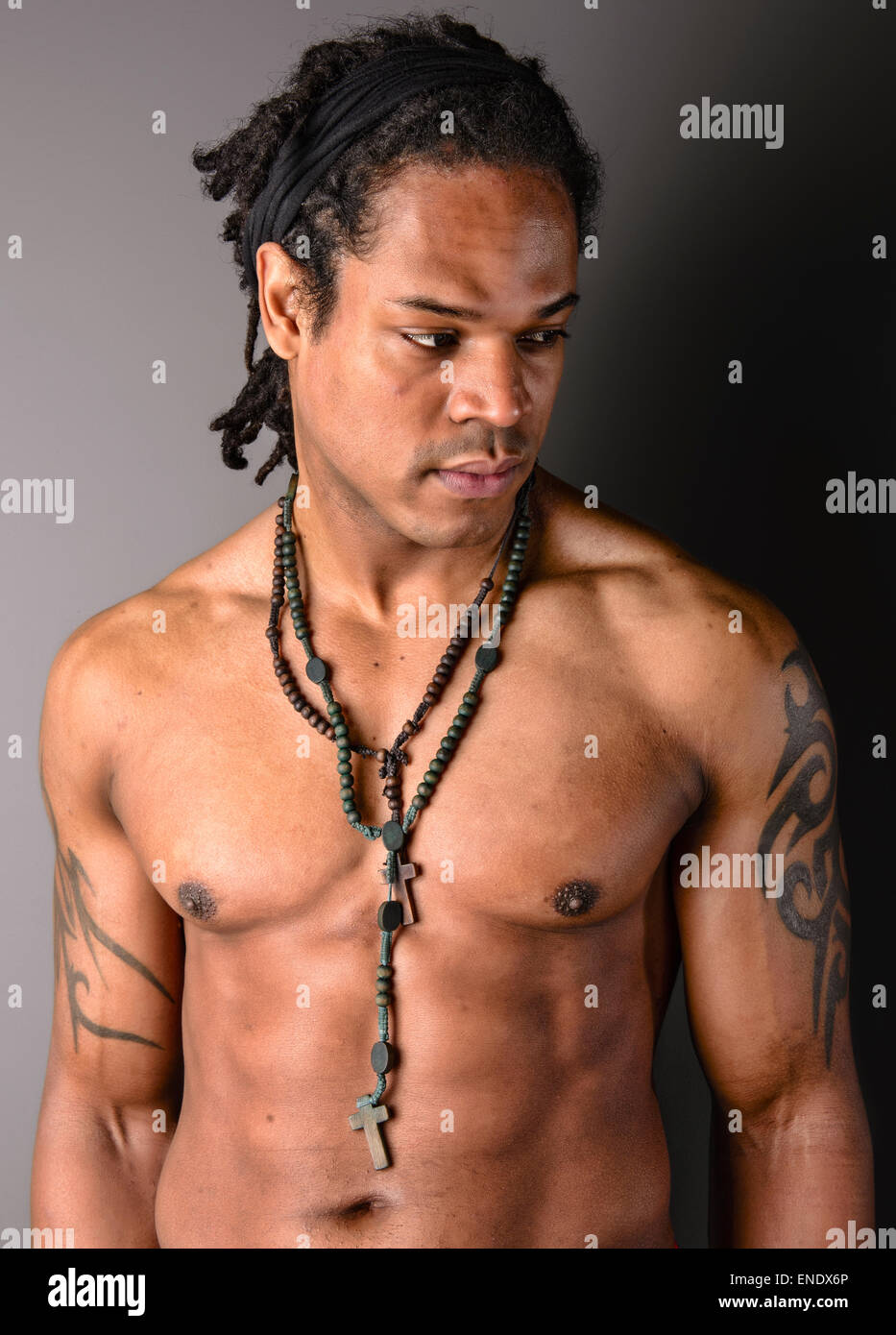 Couleur noir couleur dreadlocks mâle Banque D'Images