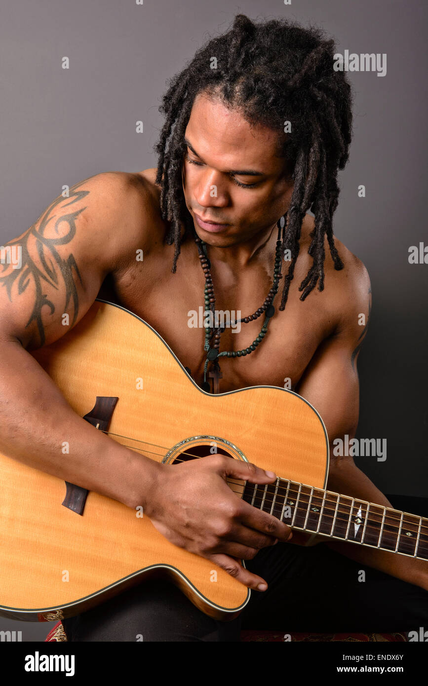 Couleur noir couleur dreadlocks mâle Banque D'Images