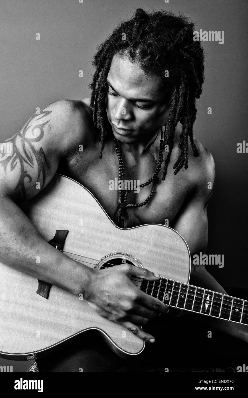 Couleur noir couleur dreadlocks mâle Banque D'Images