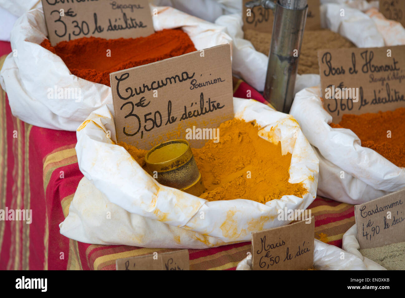 Curcuma ou épices turmeriques au marché du dimanche de Montcuq avec des produits alimentaires locaux en France Banque D'Images