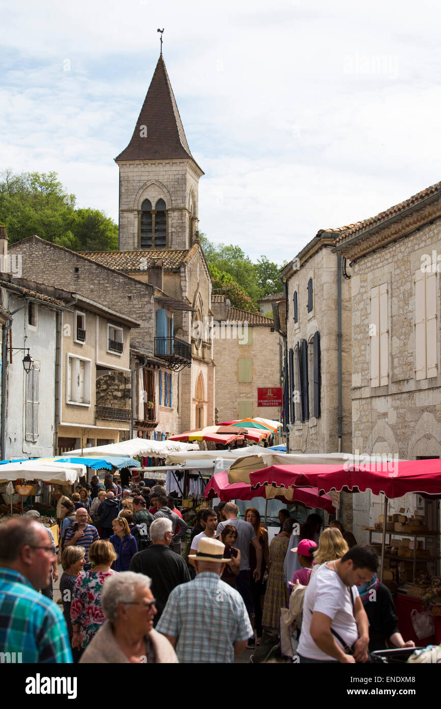 Marché du dimanche occupé de Montcuq avec beaucoup de produits alimentaires locaux, également une destination touristique importante Banque D'Images
