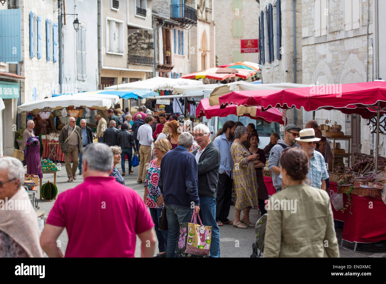 Dimanche marché de Montcuq avec beaucoup de produits alimentaires locaux, également une destination touristique importante Banque D'Images