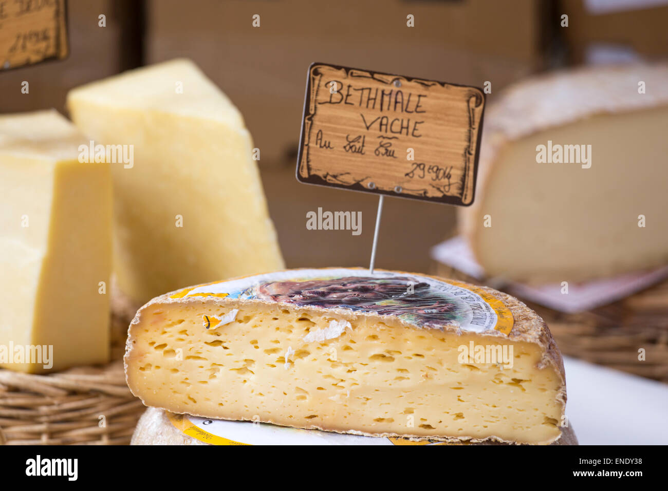 Fromage de vache Bethmale au marché du dimanche de Montcuq avec des produits alimentaires en France Banque D'Images