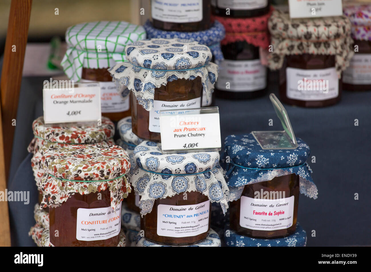 Des Confitures et chutneys au marché du dimanche de Montcuq avec des produits alimentaires en France Banque D'Images
