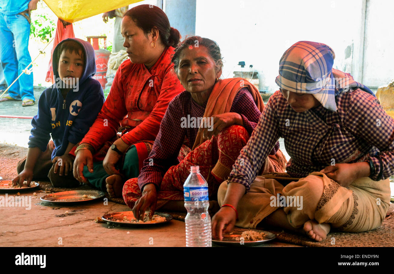 Kathmandu, Népal. 06Th Mai, 2015. Les gens de manger des aliments à l'abri temporaire à Harisiddhi village, Lalitpur. Le Népal 2015 tremblement de terre qui a tué plus de 7 000 personnes et blessé plus de deux fois plus nombreux, le 25 avril, avec un moment de grandeur 7.8. C'était la catastrophe la plus puissante de grève depuis le Népal 1934 Népal-Bihar séisme. © Prabhat Kumar Verma/Pacific Press/Alamy Live News Banque D'Images