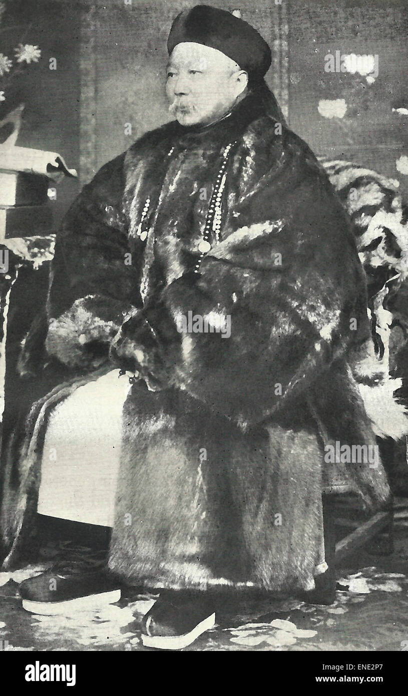 Qing nobleman en manteau d'hiver, 1860s - albumine photo d'un homme en manteau d'hiver Banque D'Images