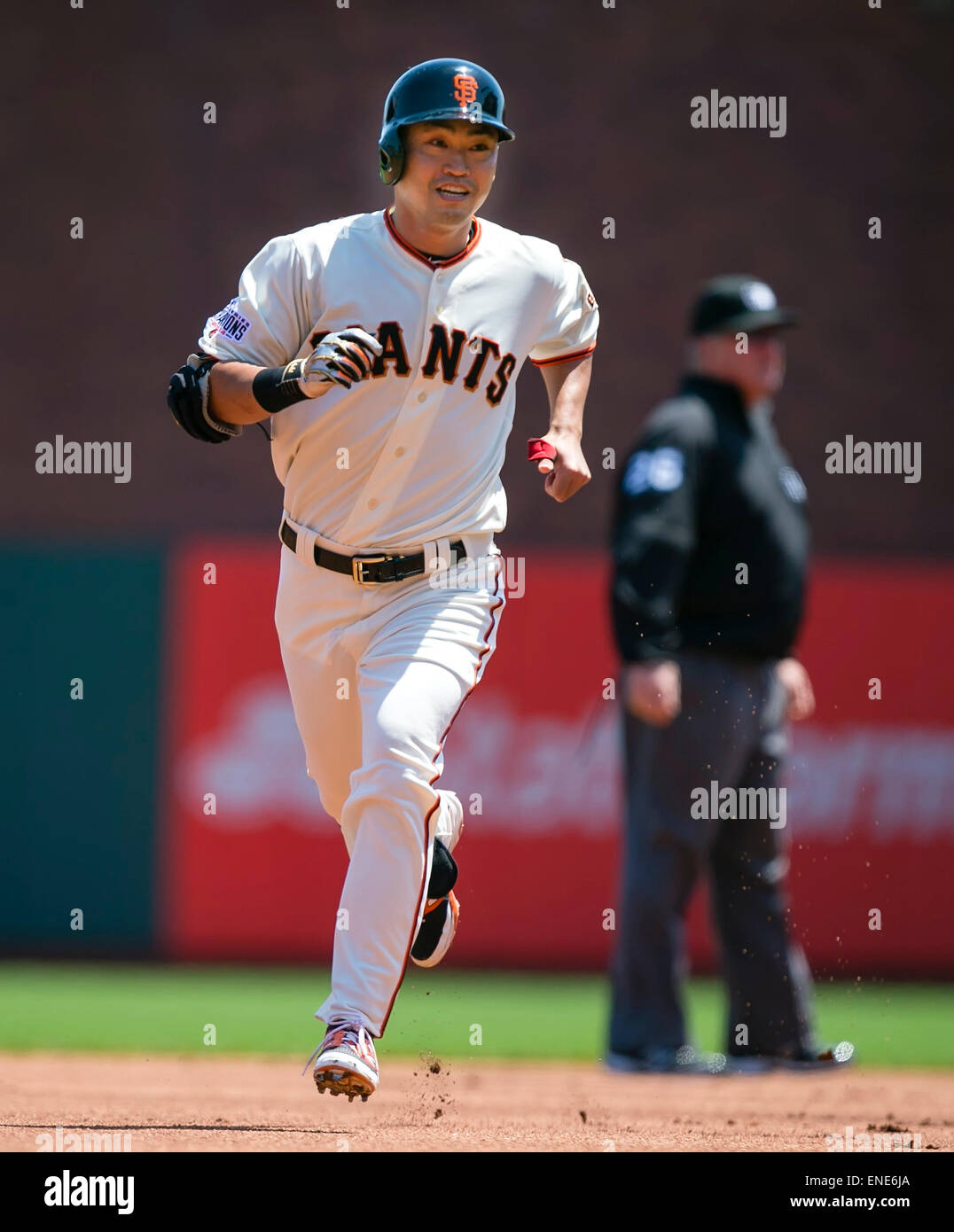 San Francisco, CA. 06Th Mai, 2015. Le voltigeur des Giants de San Francisco Nori Aoki (23) tours deuxième après avoir frappé un home run en tête au cours de la MLB baseball match entre les Los Angeles Angels of Anaheim et les Giants de San Francisco à AT&T Park à San Francisco CA. Les géants vaincus les anges 5-0. Damon Tarver/Cal Sport Media/Alamy Live News Banque D'Images