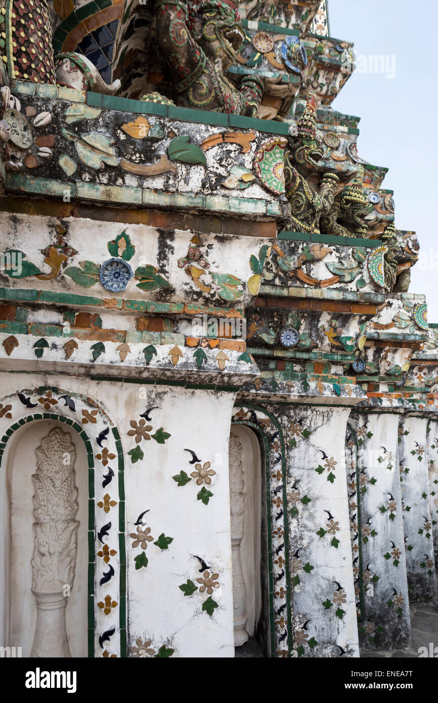 Décoration sur porcelaine brisée coloré Wat Arun, Bangkok, Thailande, Asie Banque D'Images