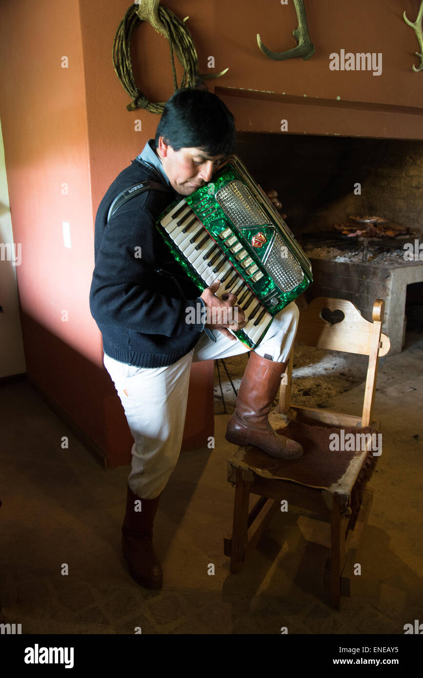 Un gaucho traditionnelle cowboy et musicien sur une ferme dans le désert de Patagonie, est le plus grand désert en Argentine Banque D'Images
