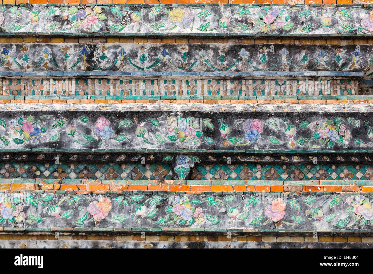 Décoration sur porcelaine brisée coloré Wat Arun, Bangkok, Thailande, Asie Banque D'Images