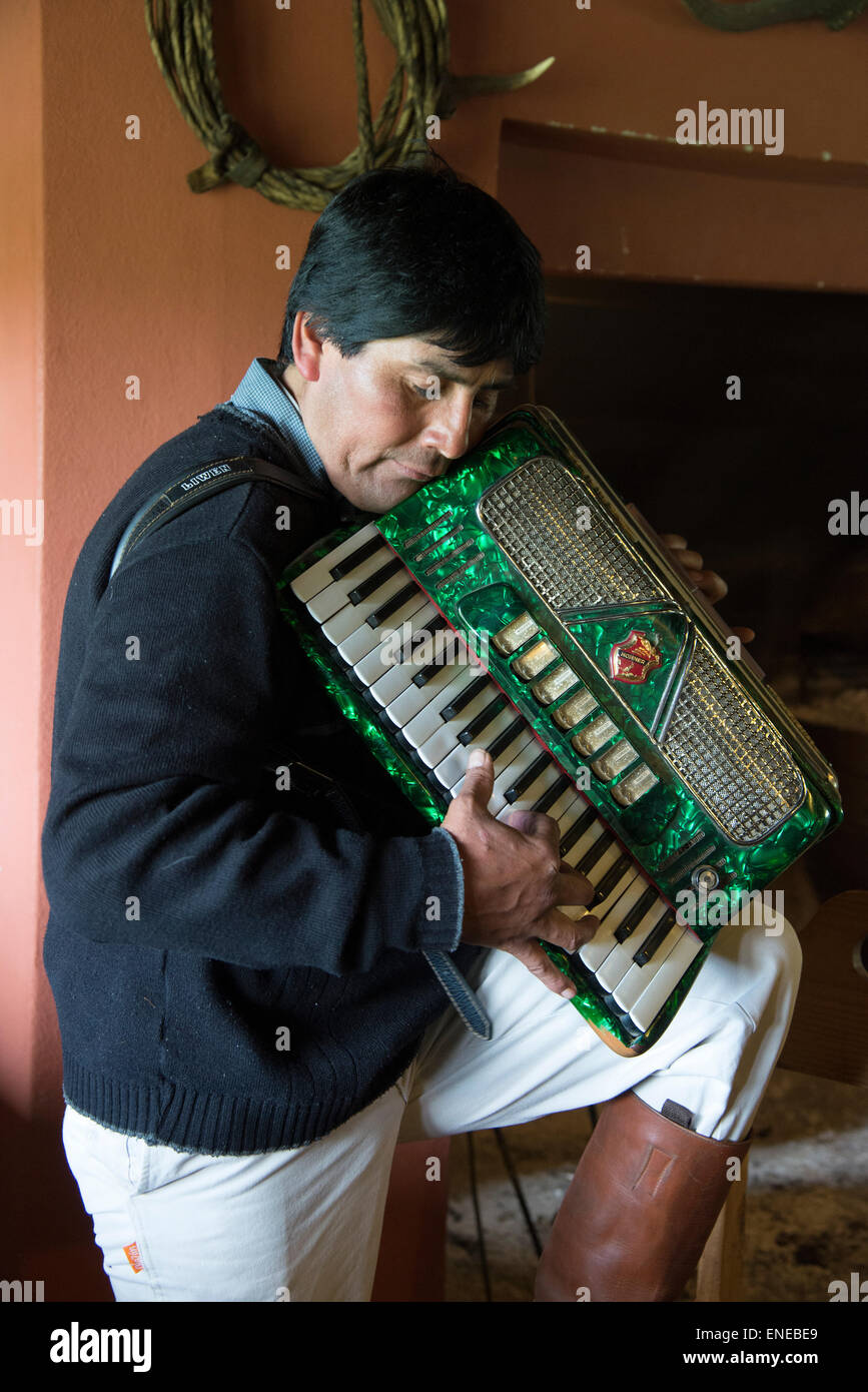 Un gaucho traditionnelle cowboy et musicien sur une ferme dans le désert de Patagonie, est le plus grand désert en Argentine Banque D'Images