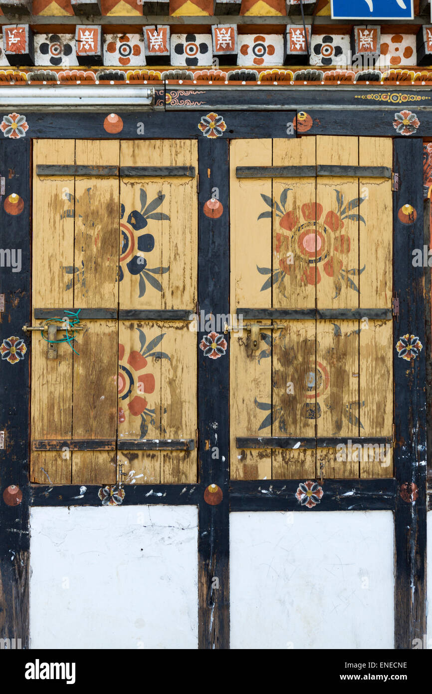 Cadres de fenêtre décorative peinte à la main, et volets sur une maison à Thimphu, Bhoutan. Asie Banque D'Images