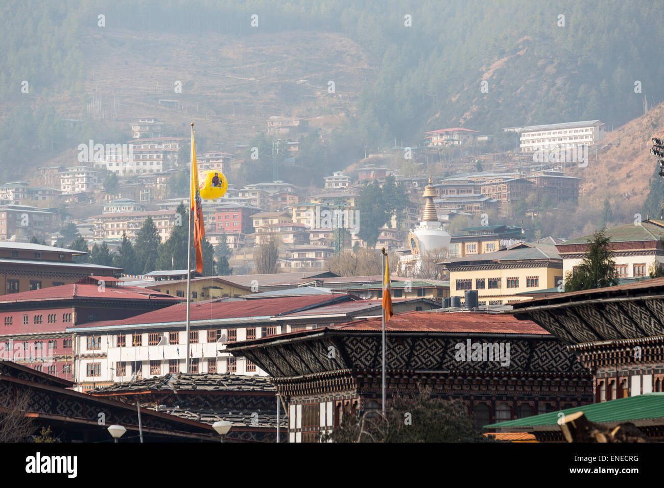 Thimphu et les montagnes dans la brume matinale, le Bhoutan, l'Asie Banque D'Images