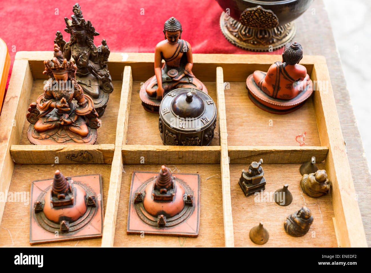 Antiquités et de figurines dans le marché du week-end de l'artisanat à Thimphu, Bhoutan, Asie Banque D'Images