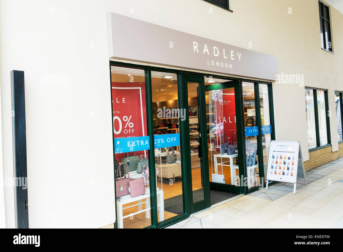 Radley bag shop store front panneau extérieur façade designer maroquinerie Sacs ville Spalding Springfields Lincolnshire UK Angleterre Banque D'Images