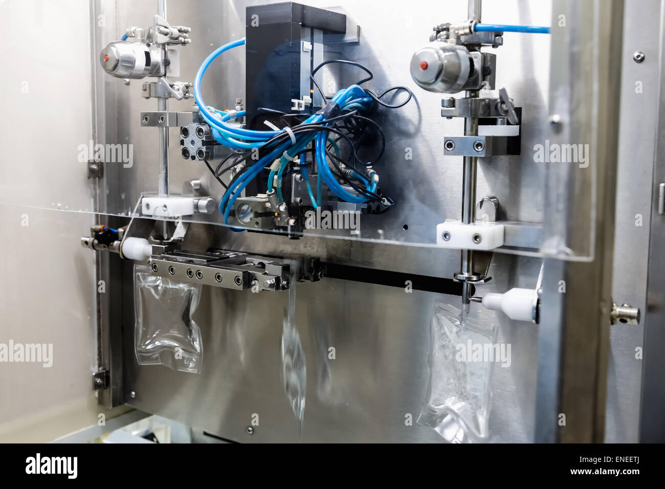 Substance liquide de remplissage de la machine en emballage transparent sur l'industrie pharmaceutique fabrication ou l'usine de produits chimiques Banque D'Images