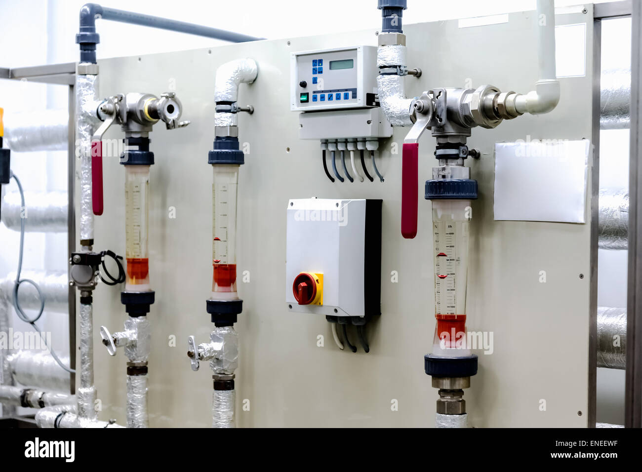 Panneau de l'équipement sur l'eau ou de distillation sur l'industrie pharmaceutique ou l'usine de produits chimiques Banque D'Images