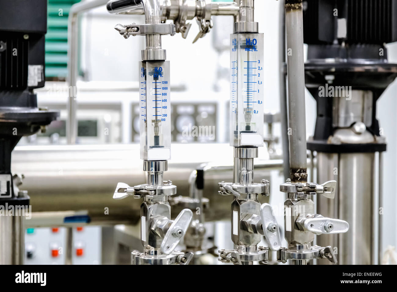 L'équipement de mesure, de tuyaux et de la pompe sur l'industrie pharmaceutique ou l'usine chimique Banque D'Images