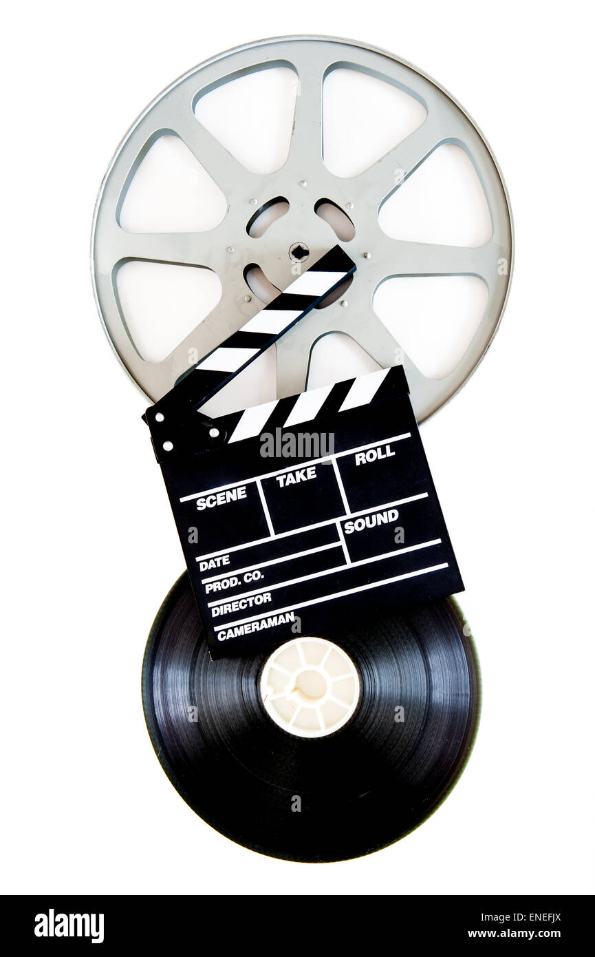 Movie clapper sur deux bobines de film 35 mm vertical isolé sur fond blanc Banque D'Images