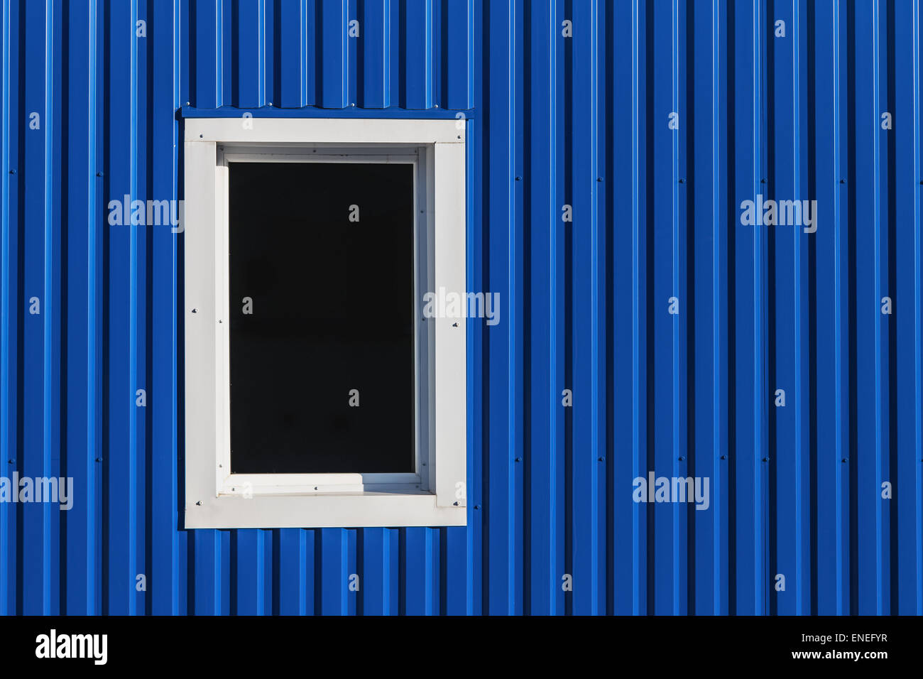 Dans la fenêtre blanche couleur bleu mur de revêtement métallique Banque D'Images