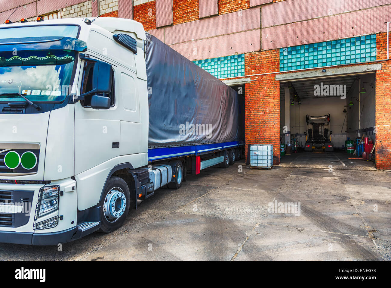 Camion ou camion près de l'atelier de réparation garage service Banque D'Images