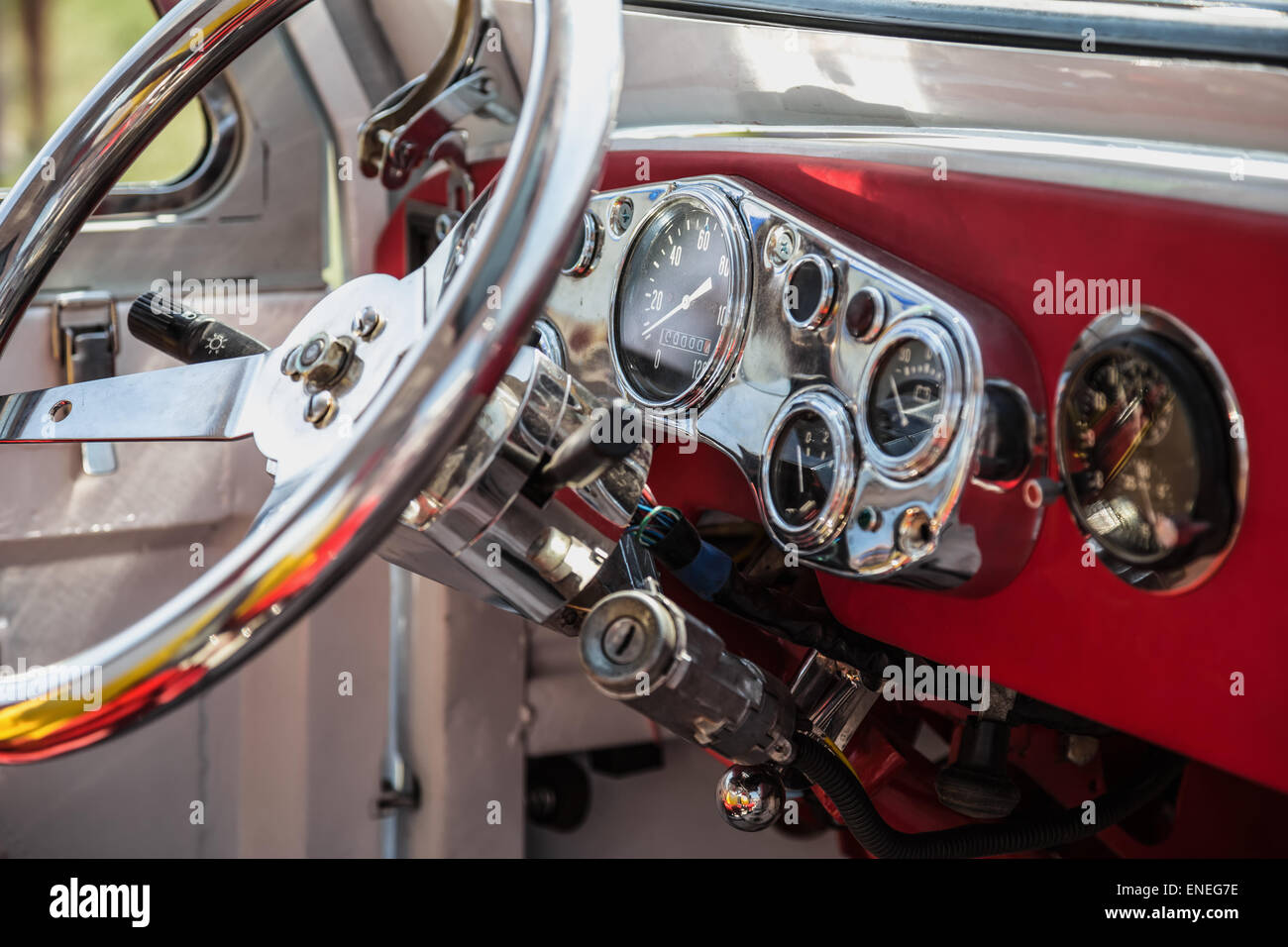 Intérieur de l'ancienne rétro vintage automobile ou voiture avec volant et tableau de bord Banque D'Images