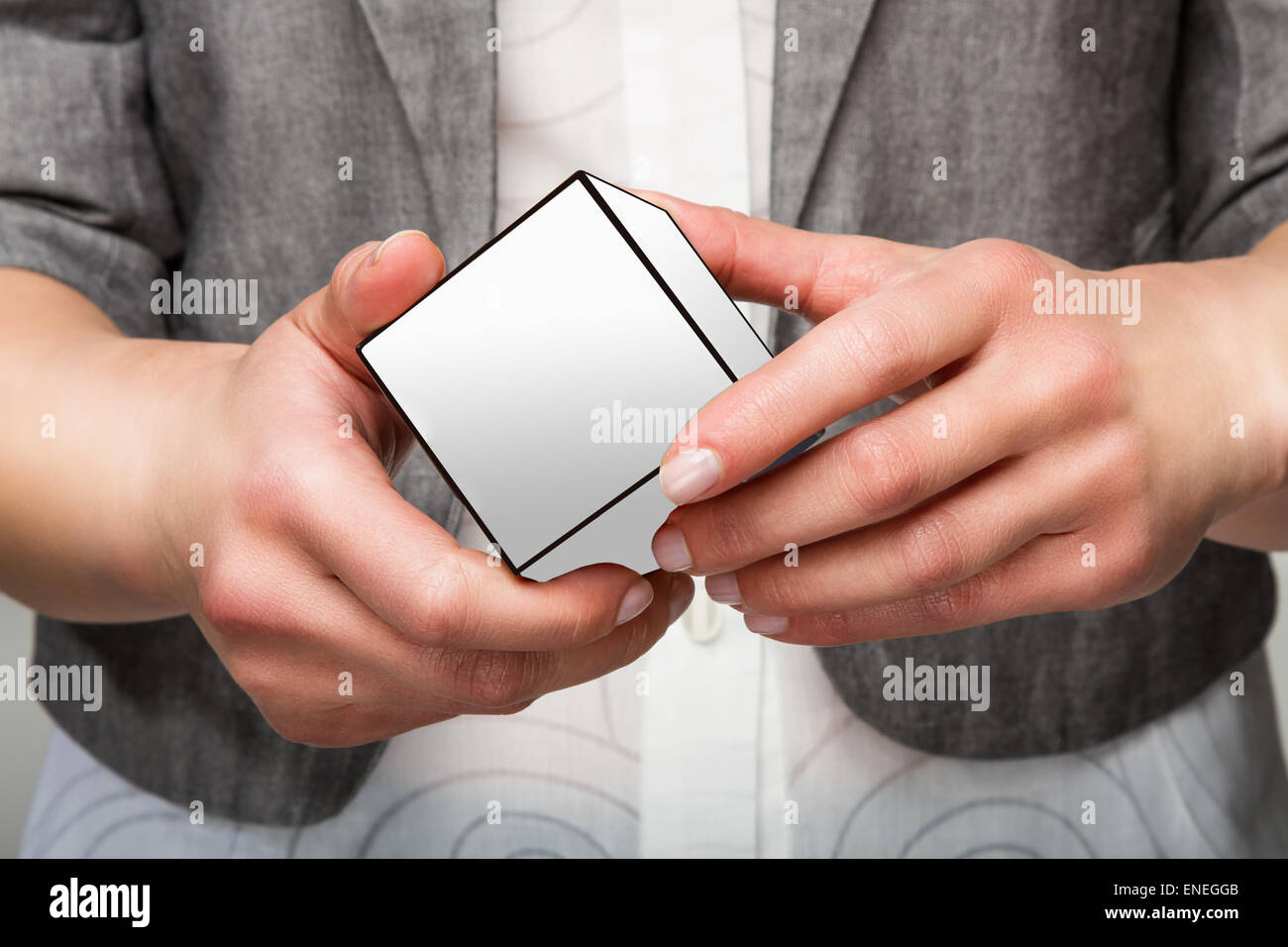 Femme ou femme hands holding white cube Banque D'Images