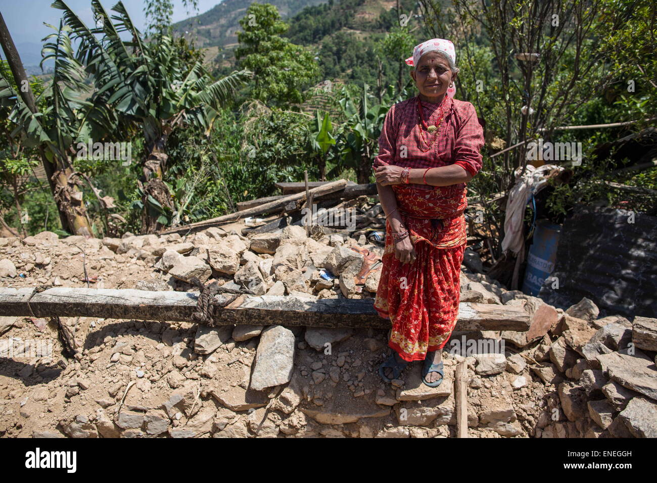 Thumka Village Tole, Népal. 3 mai, 2015. Une femme est représentée dans le milieu de la rocailles à l'Thumka Sindhupalchwok Tole Village dans le district comme l'équipe de sauvetage britannique est venu il y a quelques jours, pour donner aux tentes mais pas même la nourriture et l'eau. Des survivants du tremblement de terre à l'extérieur de Khatmandu népalais attendent toujours plus d'approvisionnements et de l'aide de la sauve, plus d'une semaine après le séisme meurtrier qui tuent plus de 7000 personnes au Népal, autour de 14000 blessés, et plus de 500000 sans-abri. © Guillaume Payen/ZUMA/ZUMAPRESS.com/Alamy fil Live News Banque D'Images