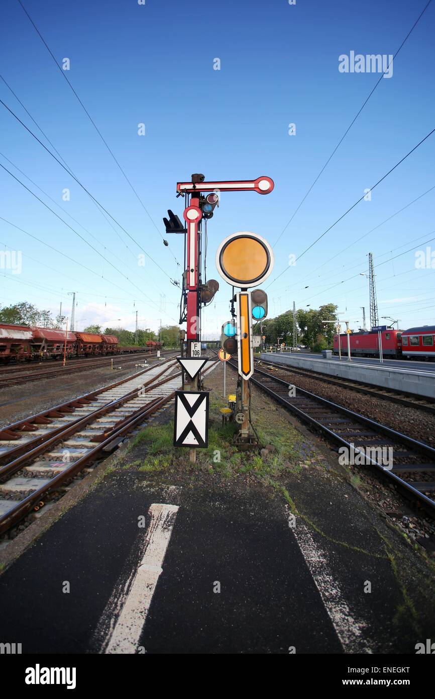 Hanau, Allemagne. 04 mai, 2015. Un ancien sémaphore chemin de signal indique 'Stop' à la gare principale de Hanau, Allemagne, 04 mai 2015. Le Syndicat des conducteurs de trains allemands (GDL) a appelé pendant presque une semaine de grève dans le conflit salarial entre le GDL et en Suisse Compagnie de la Deutsche Bahn (DB). Photo : Fredrik von Erichsen/dpa/Alamy Live News Banque D'Images