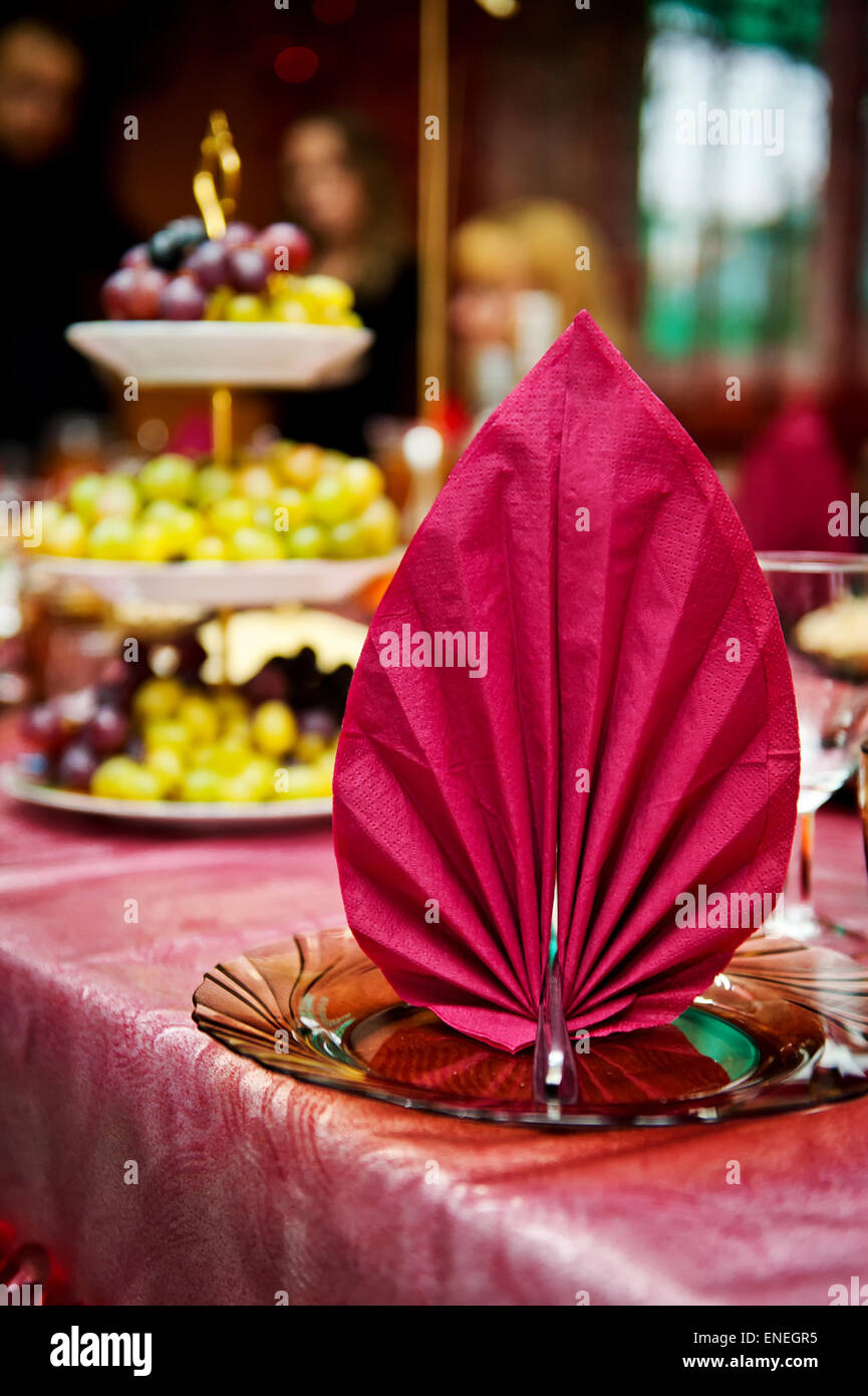 Table de mariage magnifiquement décorée Bride and Groom Banque D'Images