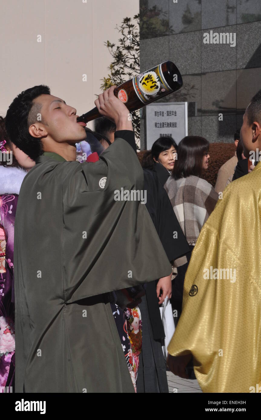 Ofuna, Japon : les jeunes se saouler au cours des 20 ans de cérémonie Banque D'Images