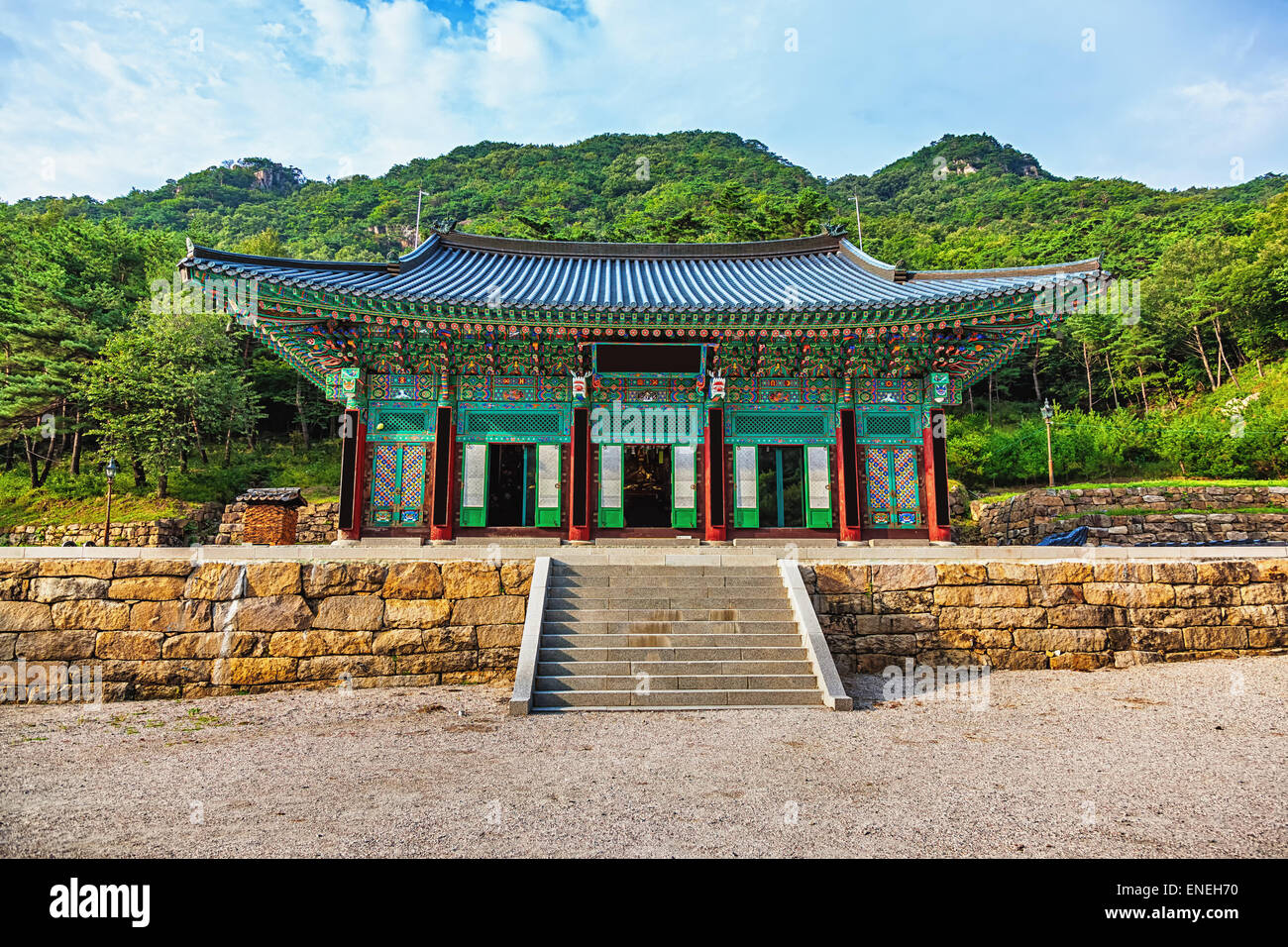 Ancien bâtiment de l'architecture coréenne traditionnelle ou moines temple en Corée du Sud, à l'automne Banque D'Images