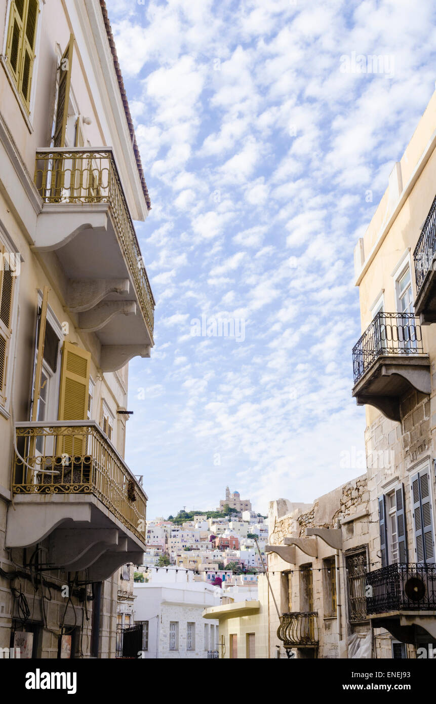 Les maisons de style néoclassique d'Ermoupoli avec des vues vers la cathédrale orthodoxe grecque, l'île de Syros, Cyclades, Grèce Banque D'Images