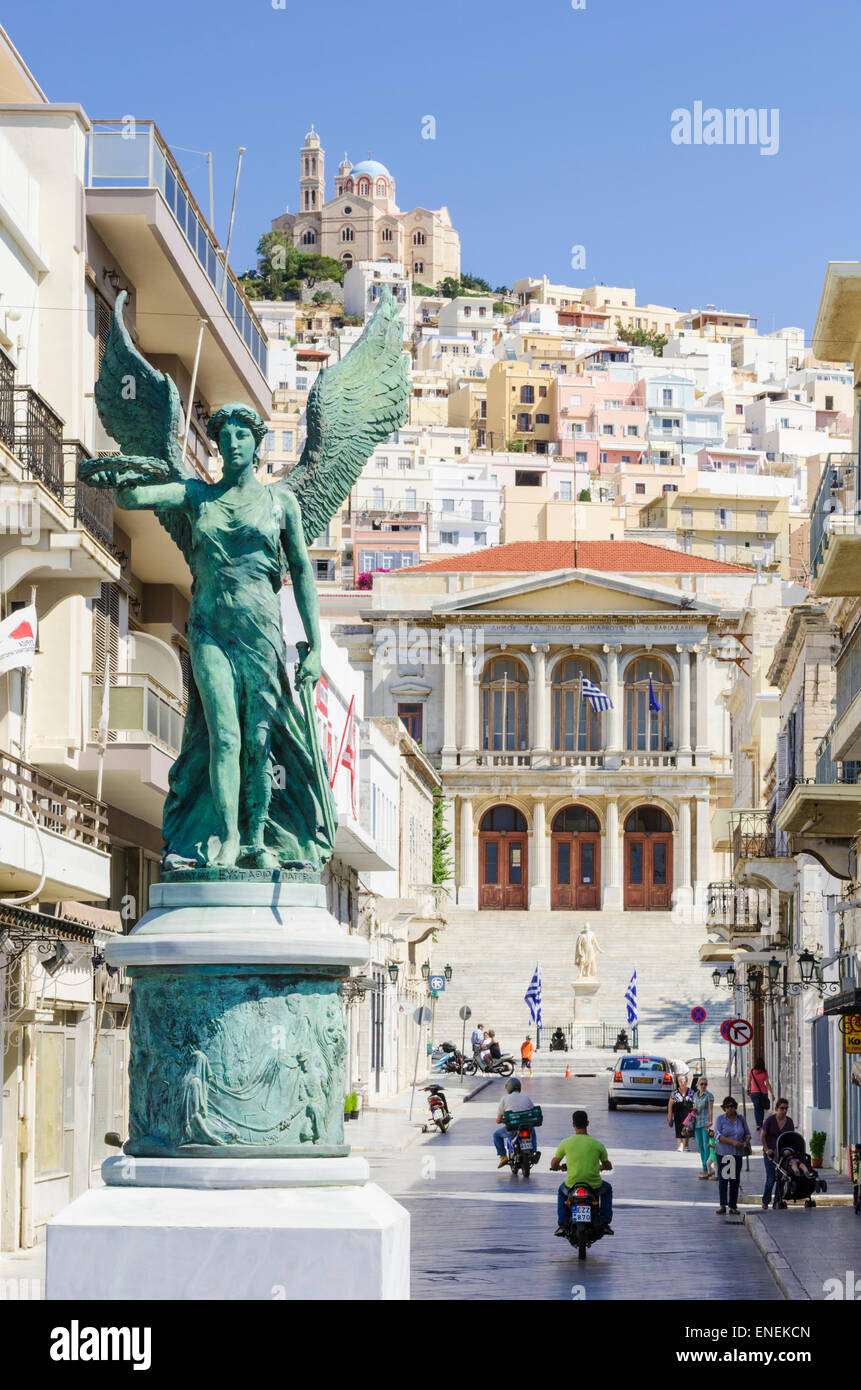 Statue en l'honneur de la victoire de la Résistance Nationale à Ermoúpoli ville, l'île de Syros, Cyclades, Grèce Banque D'Images