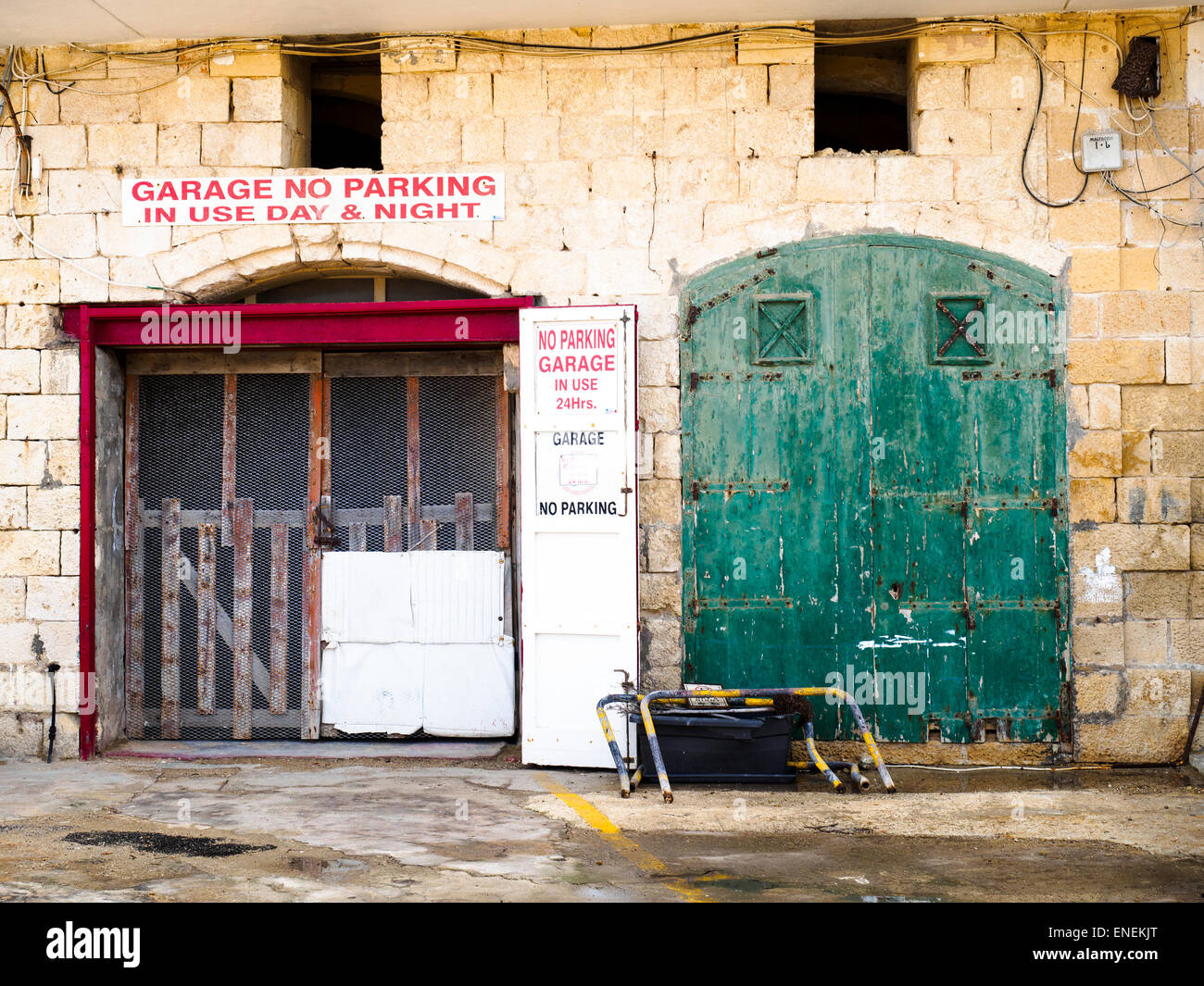 Porte de garage à Marsalforn, Gozo, Malte Banque D'Images