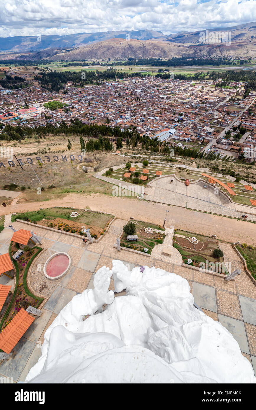 Vue de la Vierge Marie statue sur une colline avec la ville de Concepcion, le Pérou en dessous Banque D'Images