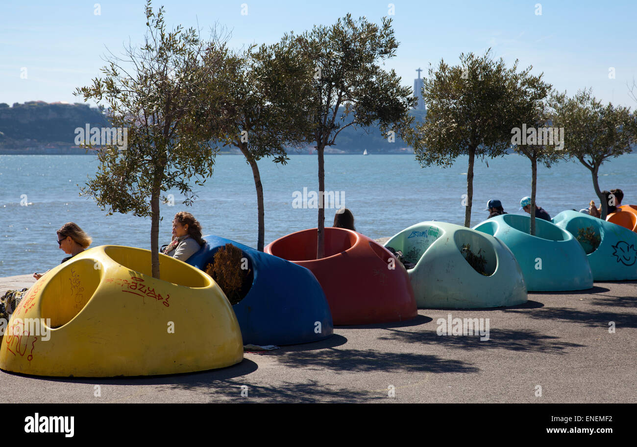 Coin des jardinières le long de la promenade de Tage à Lisbonne - Portugal Banque D'Images