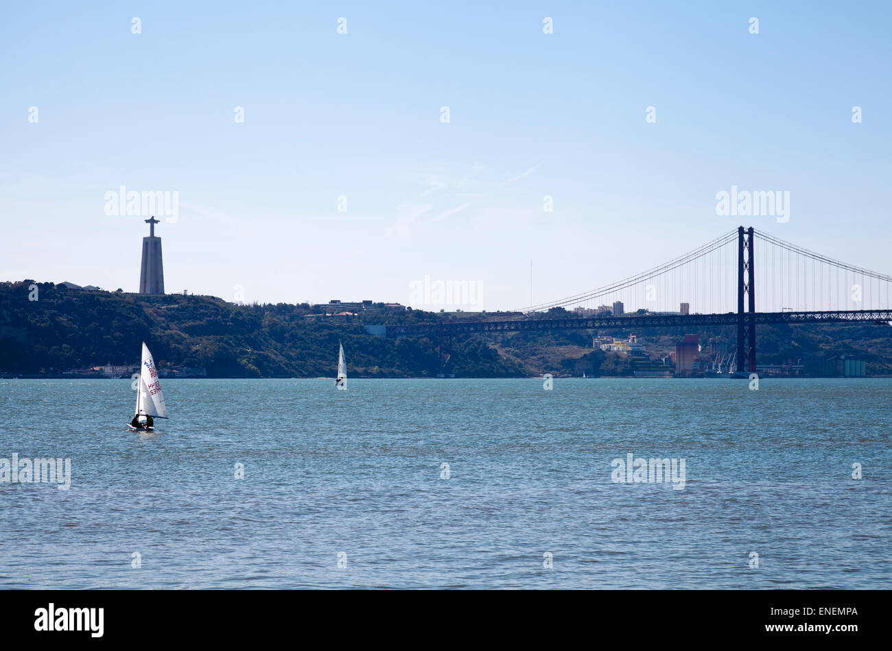 Ponte 25 de Abril sur le fleuve Tage à Lisbonne - Portugal Banque D'Images