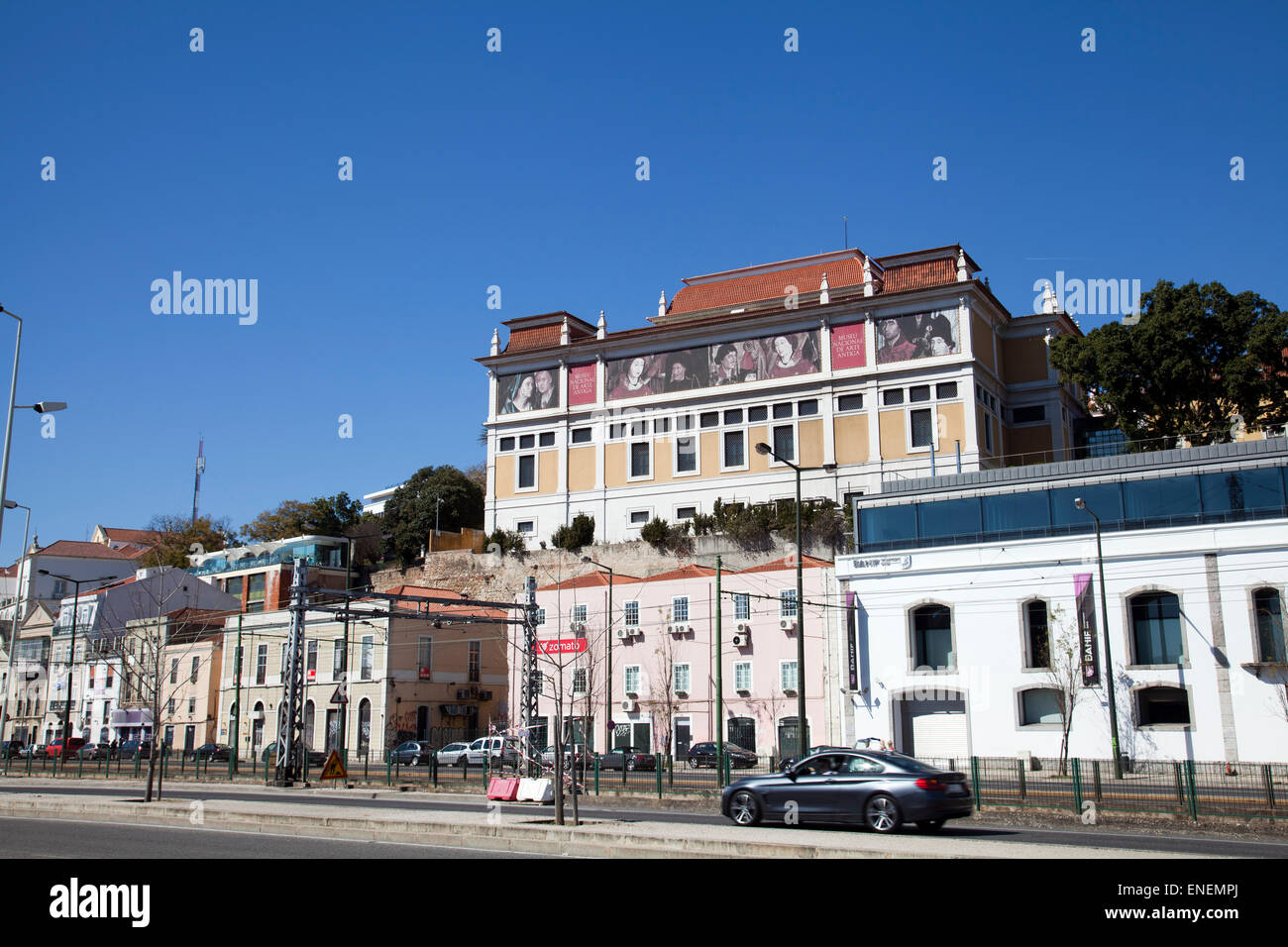 Museu Nacional de Arte Antiga avec Av. 24 de Julho en premier plan - Lisbonne - Portugal Banque D'Images